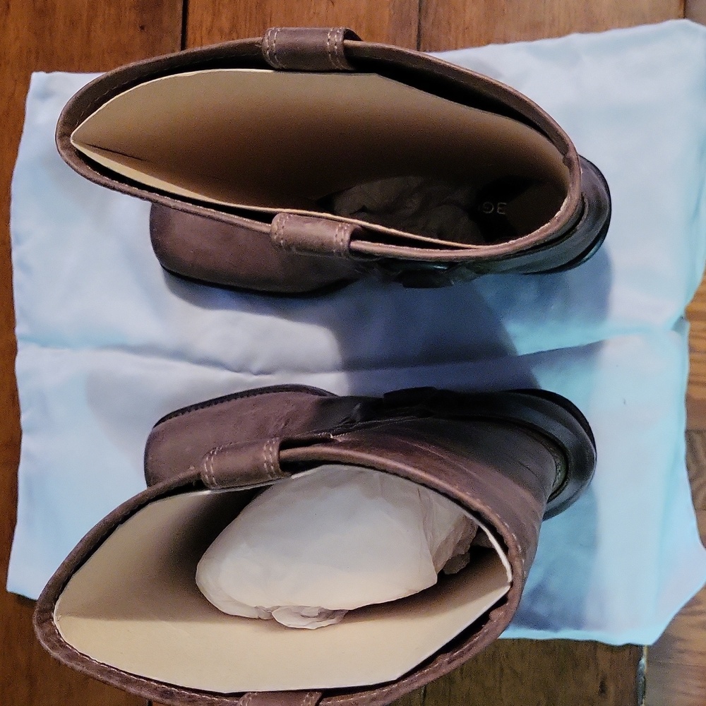 Women's Brown Leather Boots. BCBGirls. SZ 81/2 - Picture 8 of 8